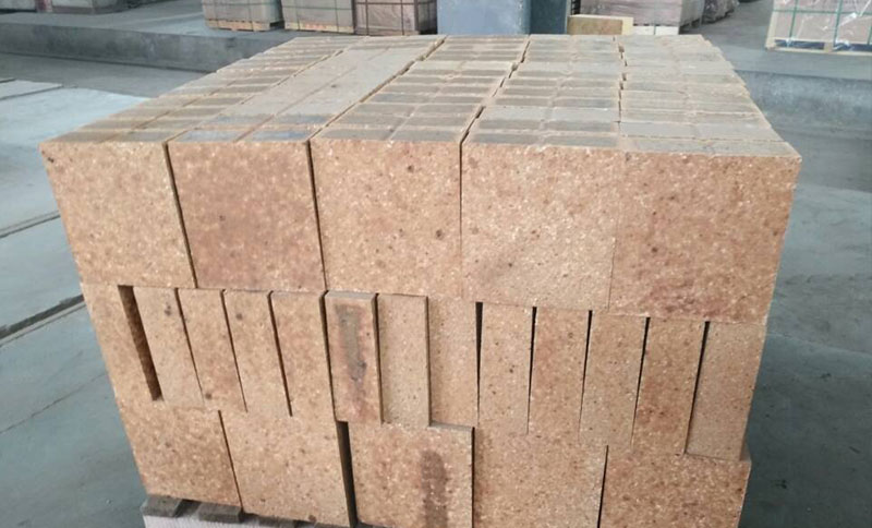 Silica bricks for cement kiln