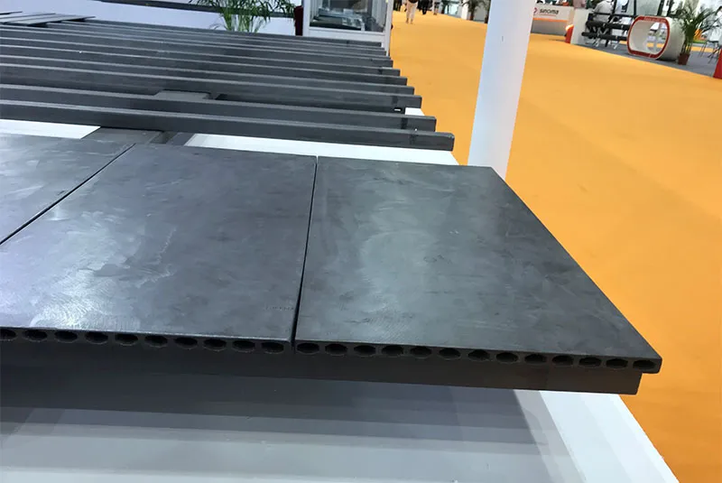 Silicon carbide plate